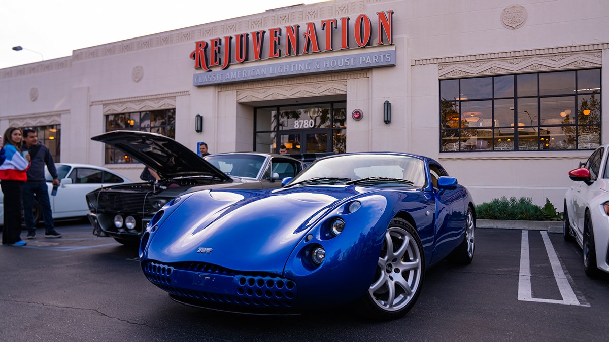 Cars & Bids presents Helms Bakery Cars & Coffee
@ Helms Bakery